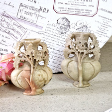 2 Jadeväschen, durchbrochen